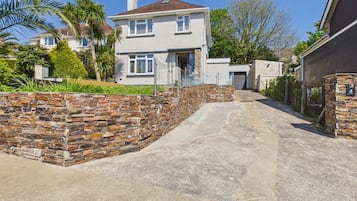 House (4 Bedrooms) | Front of property