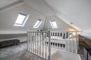 4 bedrooms, iron/ironing board, free WiFi, bed sheets - Mayfield House - 4 Bedroom House - Tenby (Tenby)