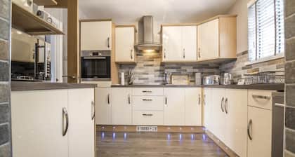 Mayfield House - 4 Bedroom House - Tenby