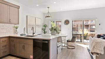 Refrigerador, horno, cafetera/tetera, tostadora