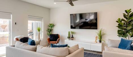 タウンホーム 5 ベッドルーム | リビング エリア | スマートテレビ、ストリーミングサービス