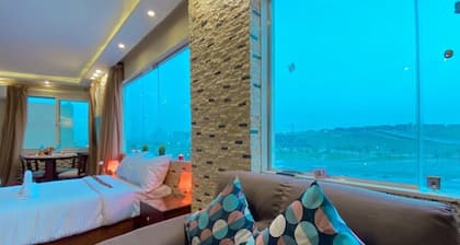 Deluxe apartment 2 bedrooms with Pyramids view and Egyptian museum and kitchen