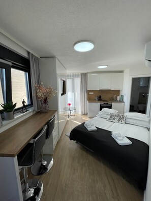 خزنة داخل الغرفة ومكواة/لوح كي وواي فاي مجانًا وملاءات أسرّة