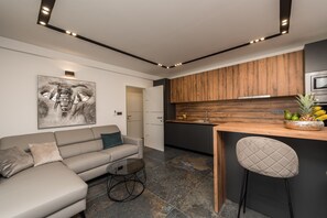 Deluxe Apartment, 2 Bedrooms, Terrace, Sea View | Dapur peribadi | Peti sejuk, ketuhar, dapur, mesin basuh pinggan mangkuk 