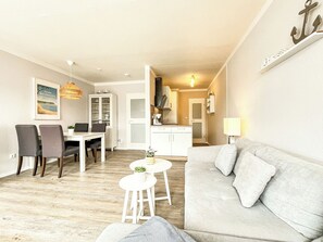 Fernseher, Bücher, Stereoanlage