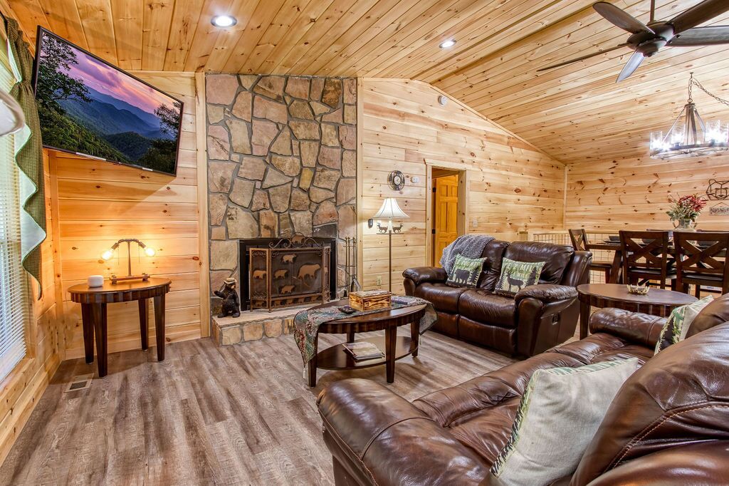 Hidden Retreat  - Hot Tub, pool Table, Theater Room, Free Attraction Tickets!!!