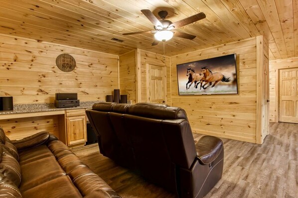 Smart TV, chimenea, videojuegos y futbolito 