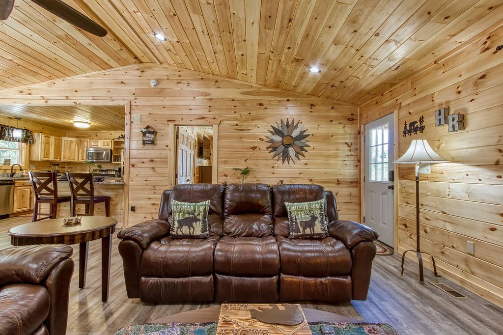 Hidden Retreat  - Hot Tub, pool Table, Theater Room, Free Attraction Tickets!!!