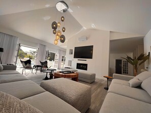 Una televisión, un futbolín, una mesa de tenis de mesa, una oficina