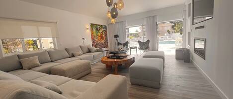 Fernseher, Tischfußball, Tischtennisplatte, Arbeitsbereiche