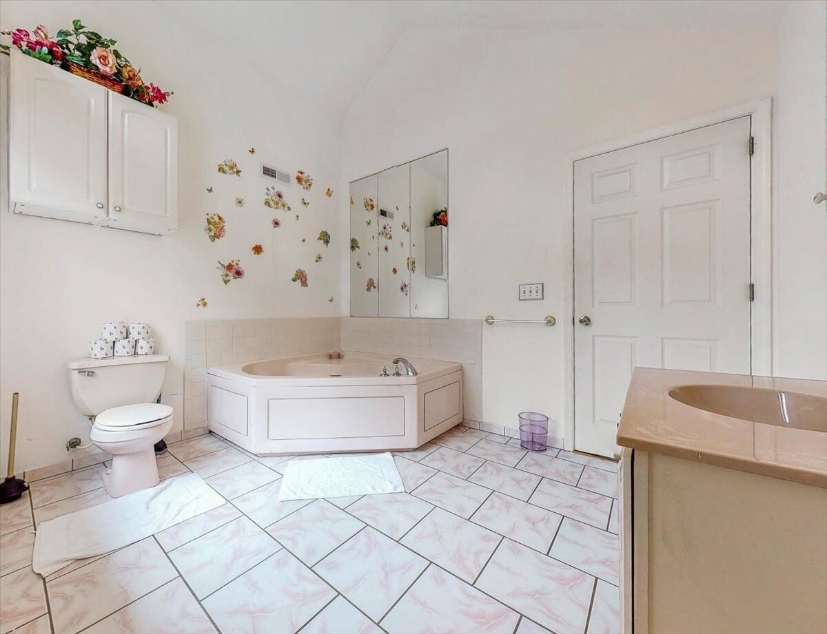 Glittering Elegant Lakefront Long Pond Chalet