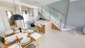 Een koelkast, een microgolfoven, een oven, een vaatwasser