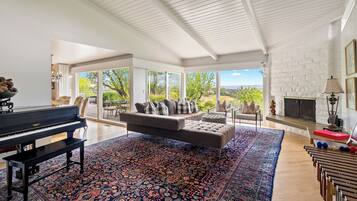 Smart TV, fireplace, DVD player