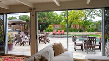 Smart TV, fireplace, DVD player