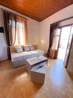 Habitación superior (N4) | Zona de estar | Smart TV de 20 pulgadas con canales por satélite, una televisión