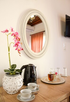 Habitación superior (N2) | Zona de estar | Smart TV de 20 pulgadas con canales por satélite, una televisión