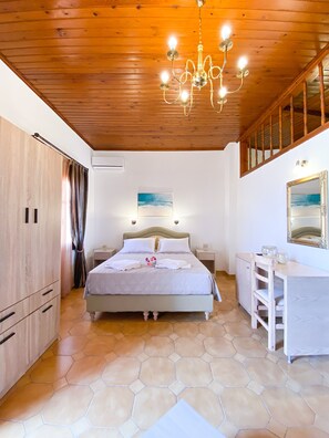 Habitación superior (N4) | Escritorio, espacio para trabajar con un portátil, cortinas opacas