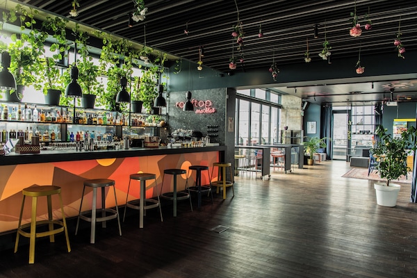 2 bars/lounges, cocktail bar, lobby lounge