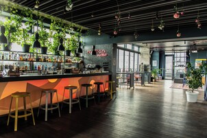 2 bars/lounges, cocktail bar, lobby lounge