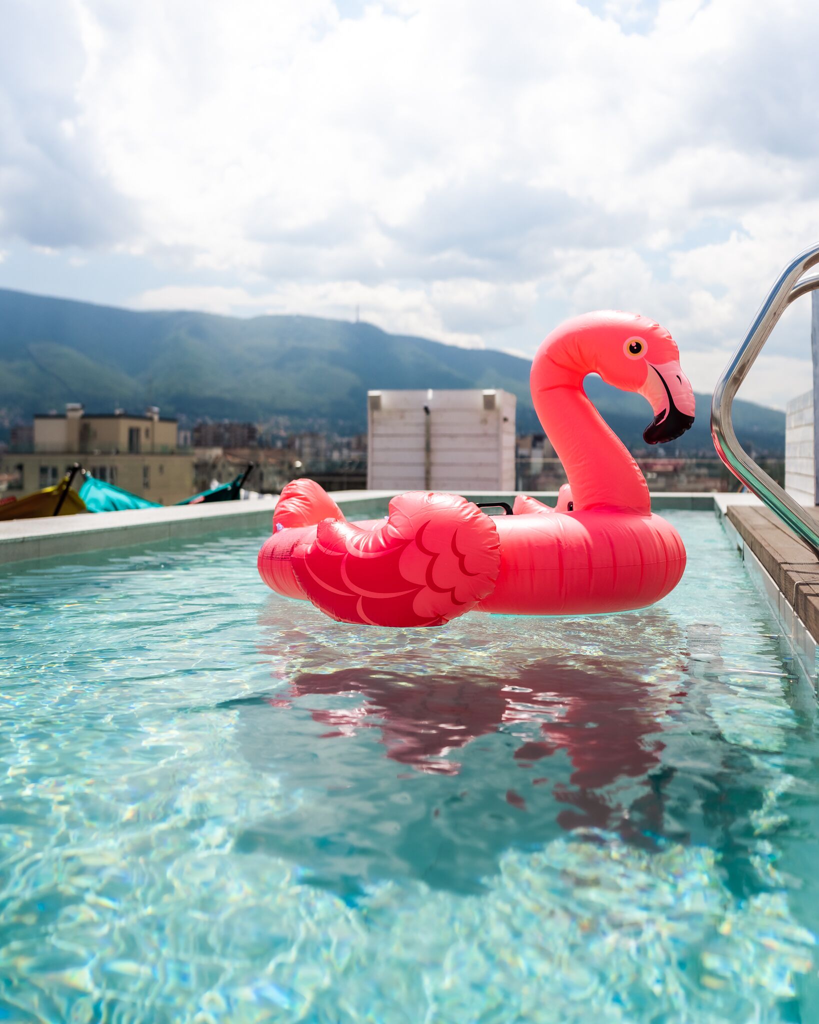 Una piscina al aire libre de temporada