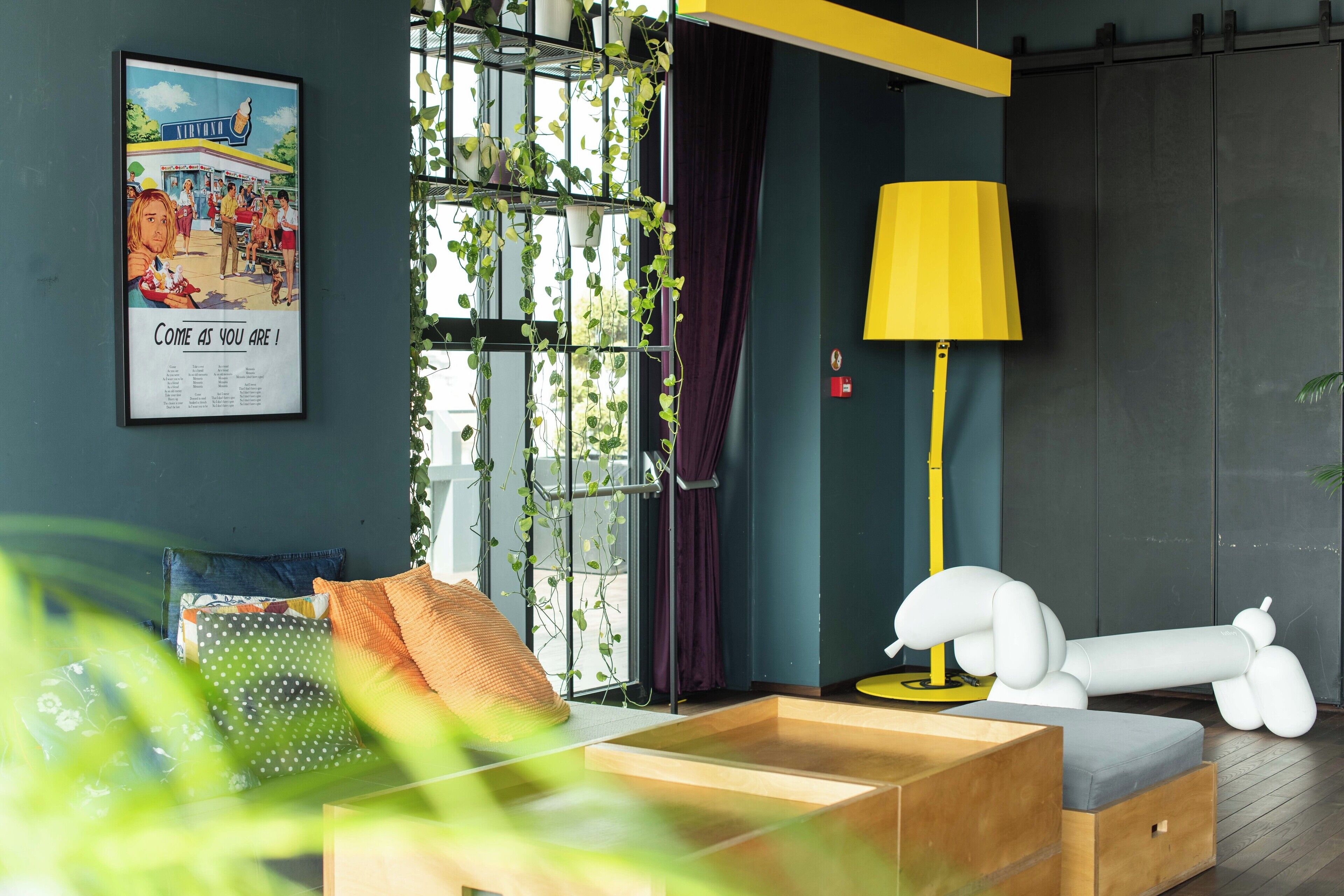 2 bars/lounges, cocktail bar, lobby lounge