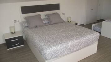 2 bedrooms, iron/ironing board, free WiFi