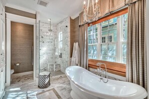 Bathtub, hair dryer, towels - Pet Friendly Designer Gem with LSV and Bikes 100 Yards to Camp WaterColor (Santa Rosa Beach)
