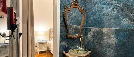 5 Schlafzimmer, Zimmersafe, Bügeleisen/Bügelbrett, Reisekinderbett