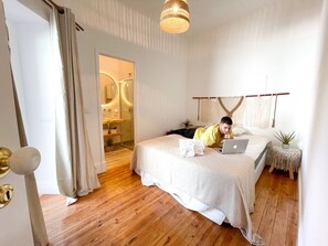 5 chambres, coffres-forts dans les chambres, fer et planche à repasser