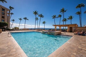 Utendørsbasseng og et oppvarmet basseng