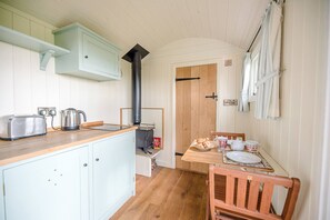 Apartment (1 Bedroom) | Eigene Küche | Ofen, Herdplatte, Kochgeschirr/Geschirr/Besteck, Esstisch