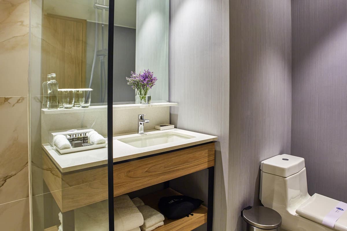 Peralatan tempat tidur hipoalergenik, bar mini, peti besi dalam bilik