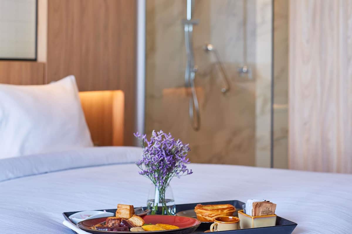Hypo-allergenic bedding, minibar, in-room safe, desk