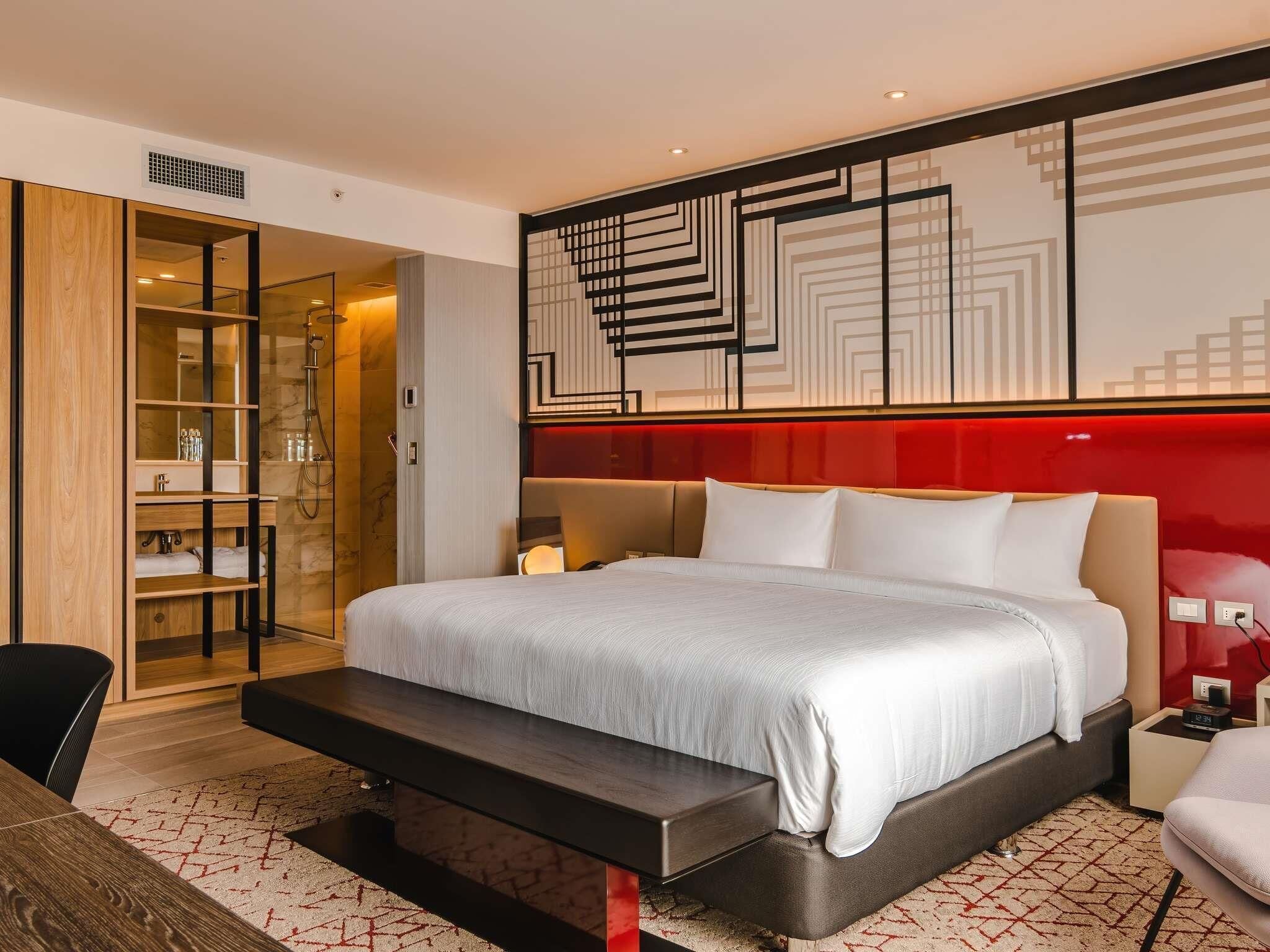 Executive Suite, 1 King Bed, Club Lounge Access | Hypo-allergenic bedding, minibar, in-room safe, desk