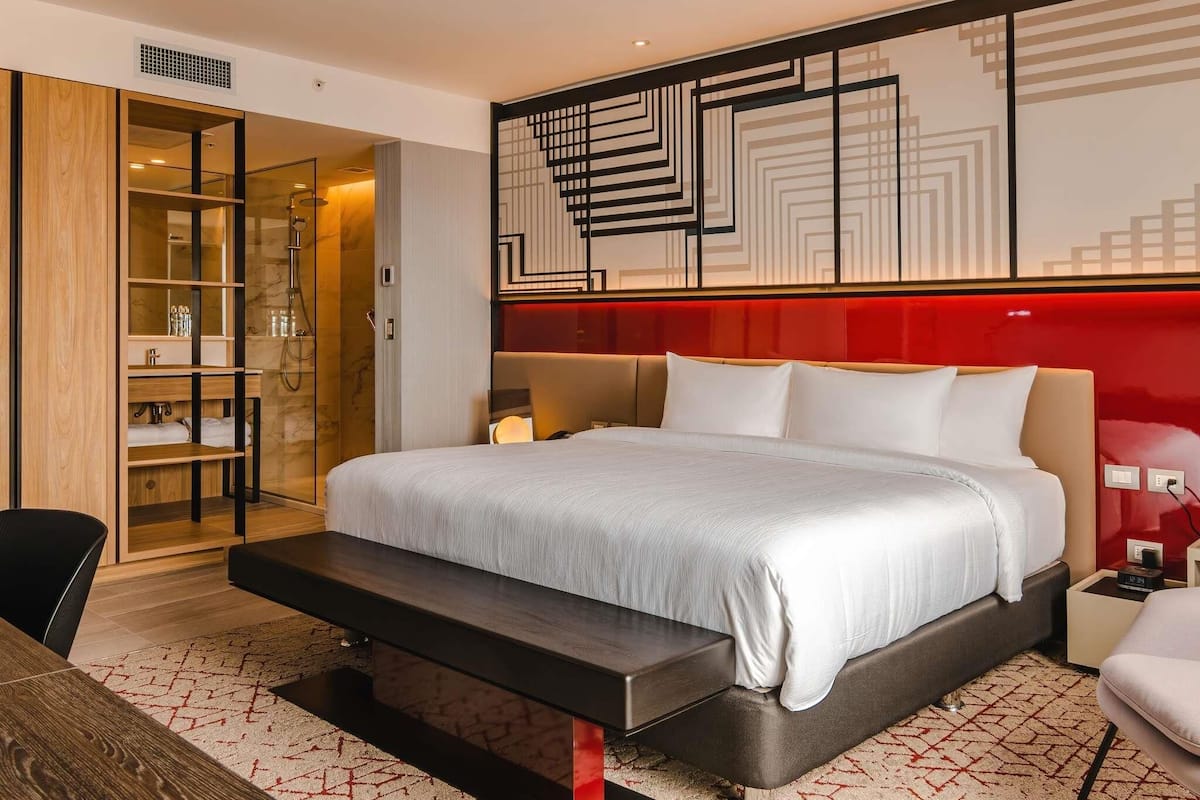 Executive Suite, 1 King Bed, Club Lounge Access | Hypo-allergenic bedding, minibar, in-room safe, desk