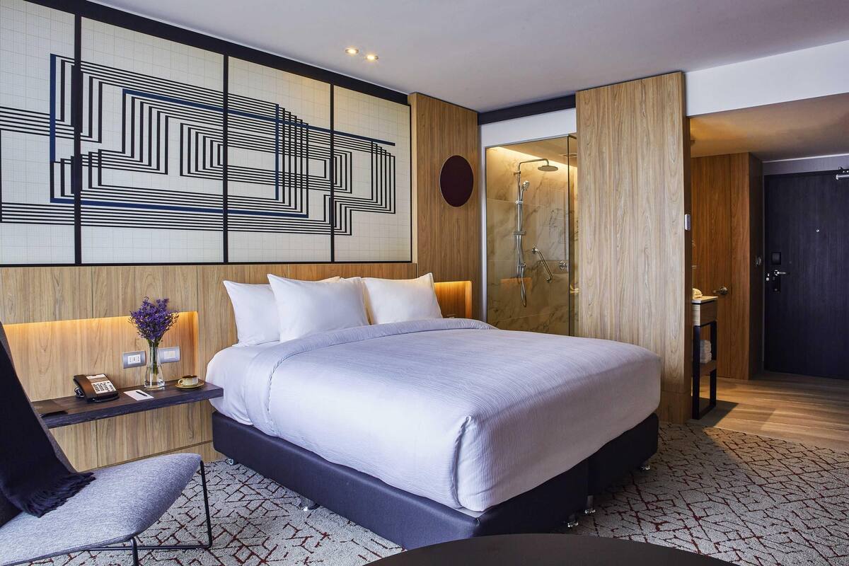 Superior Room, 1 King Bed | Hypo-allergenic bedding available, minibar, in-room safe, desk