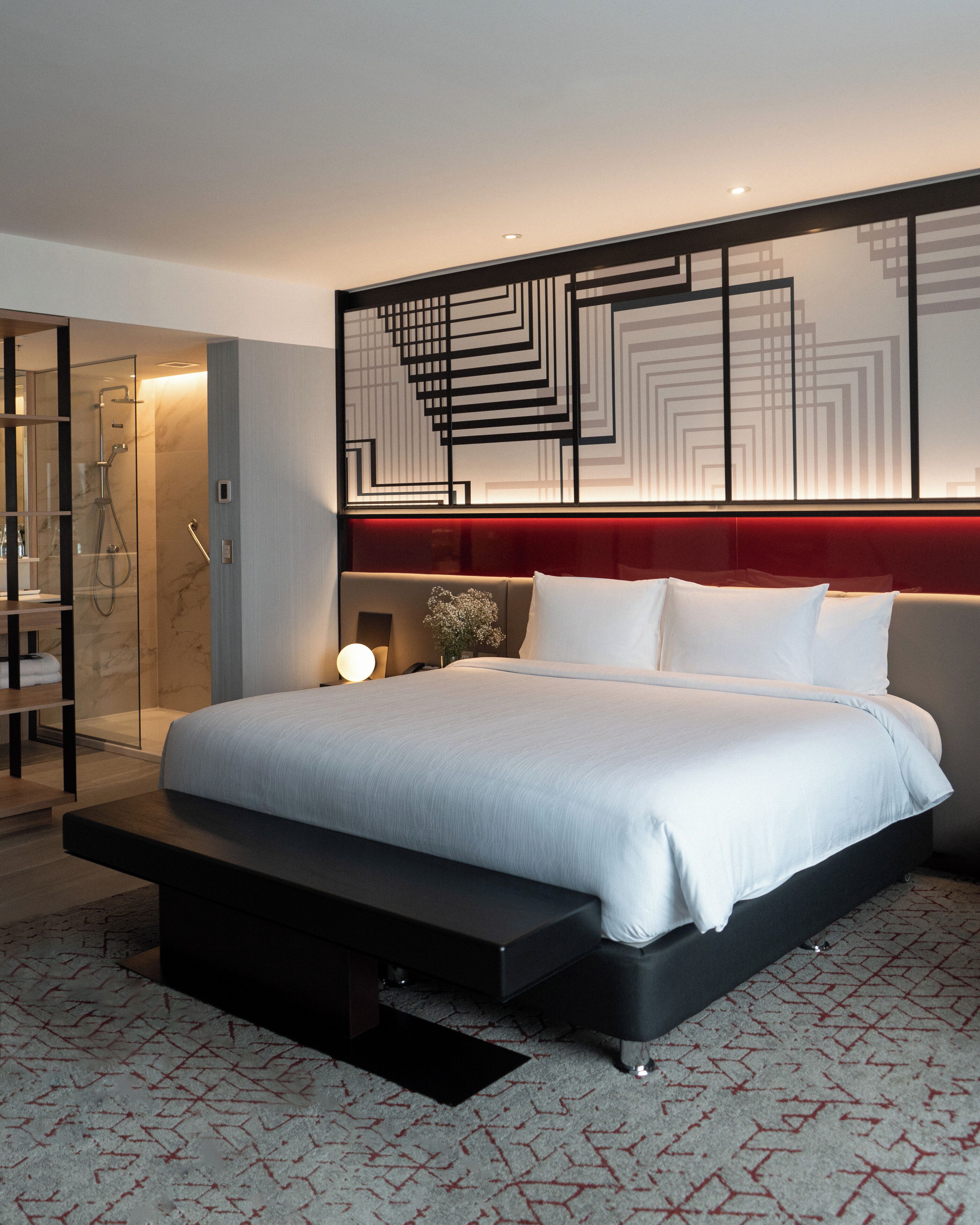 executive suite, 1 king bed, club lounge access | hypo-allergenic bedding, minibar, in-room safe, desk