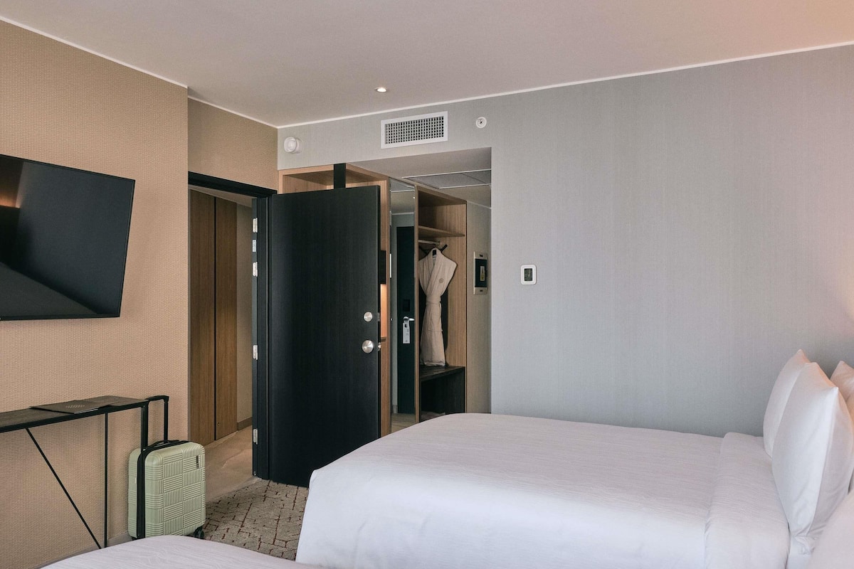 Deluxe Room, 2 Katil Ratu (Queen), Akses Club Lounge (Premium) | Peralatan tempat tidur hipoalergenik, bar mini, peti besi dalam bilik