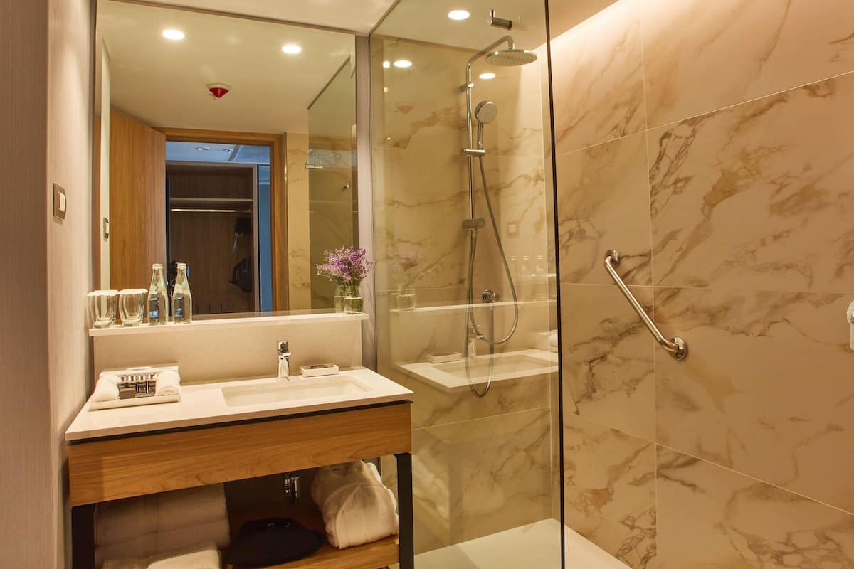 Peralatan tempat tidur hipoalergenik, bar mini, peti besi dalam bilik