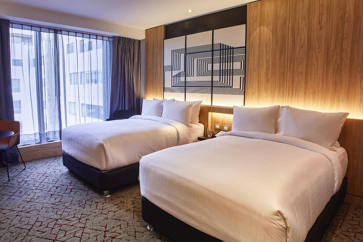 Habitación superior, 2 camas matrimoniales (Accessible) | Ropa de cama hipoalergénica y minibar