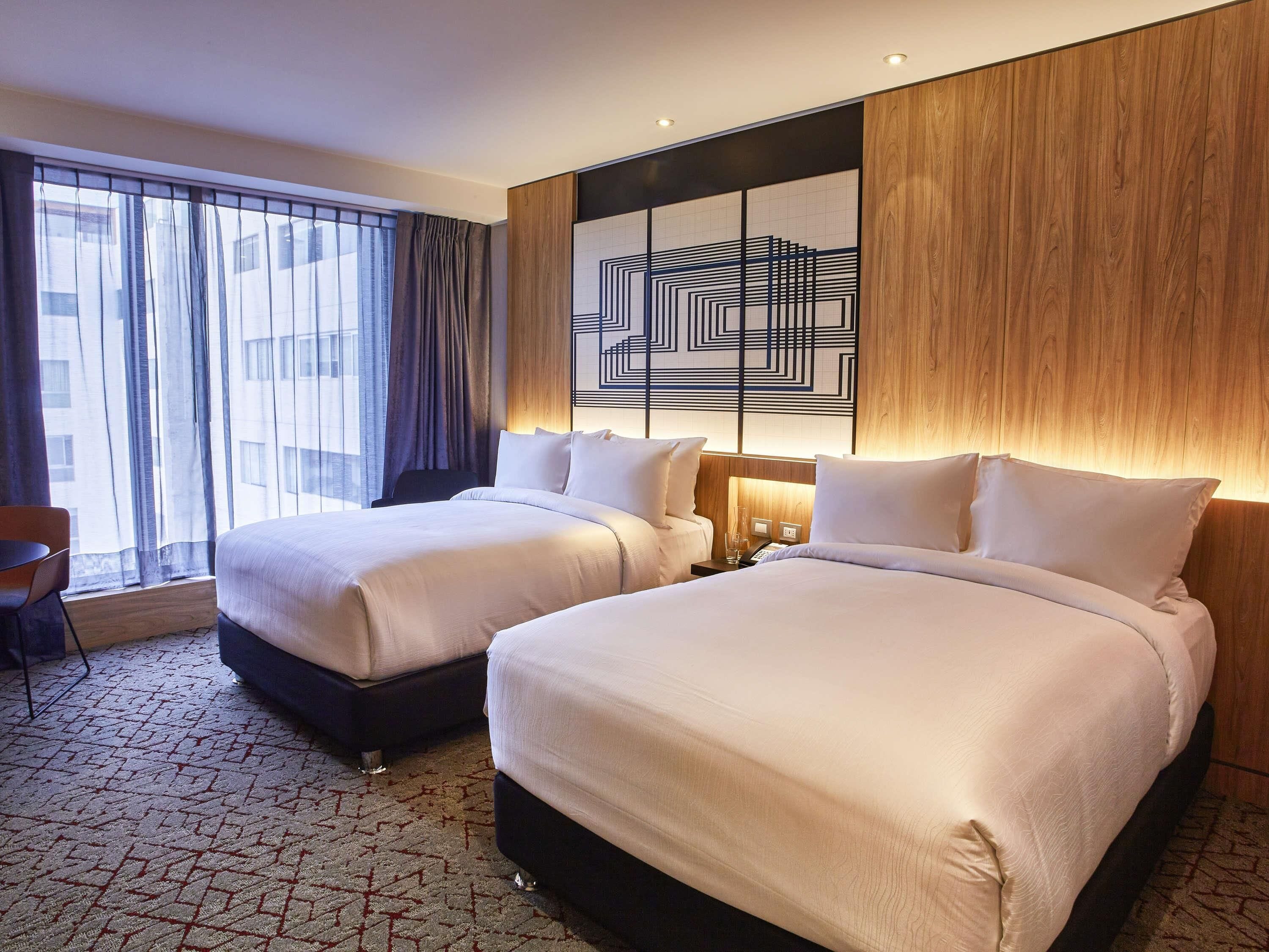 Habitación superior, 2 camas matrimoniales (Accessible) | Ropa de cama hipoalergénica y minibar 