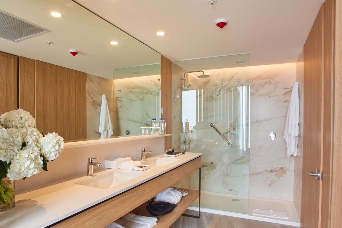 Suite Junior, 1 très grand lit (Executive Lounge access) | Salle de bain | Douche, douche à « effet pluie », articles de toilette écologiques