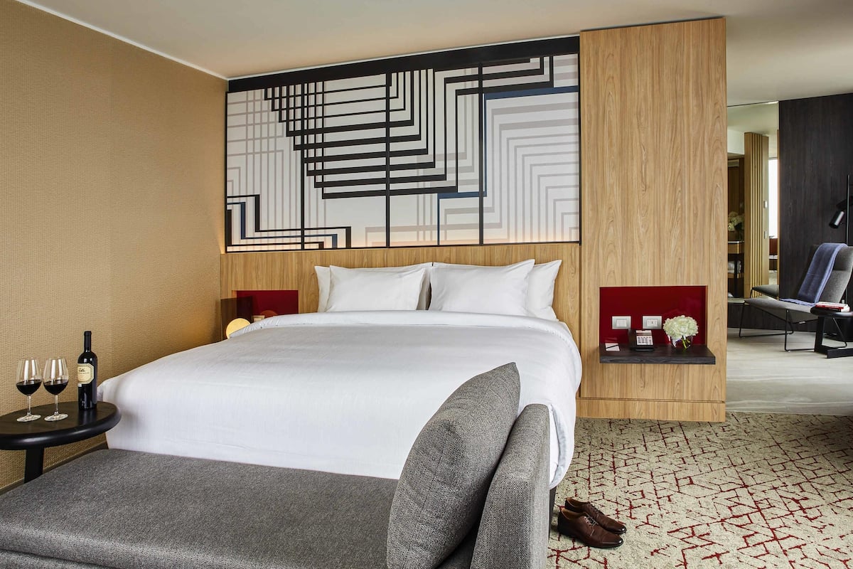 Hypo-allergenic bedding, minibar, in-room safe, desk