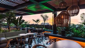 2 bars/lounges