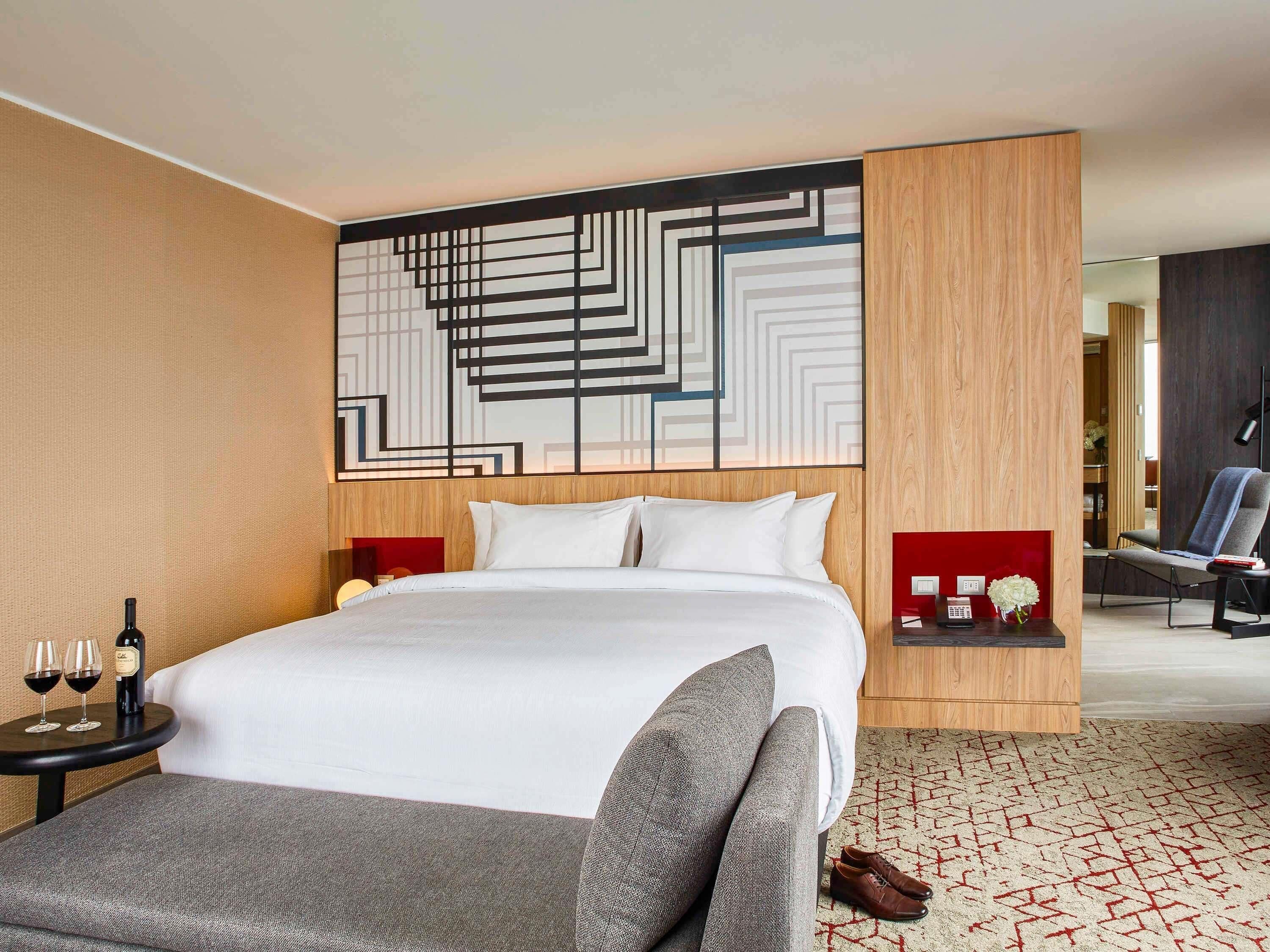 Junior Suite, 1 King Bed (Executive Lounge access) | Hypo-allergenic bedding, minibar, in-room safe, desk