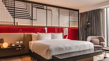 Executive Suite, 1 King Bed, Club Lounge Access | Hypo-allergenic bedding, minibar, in-room safe, desk