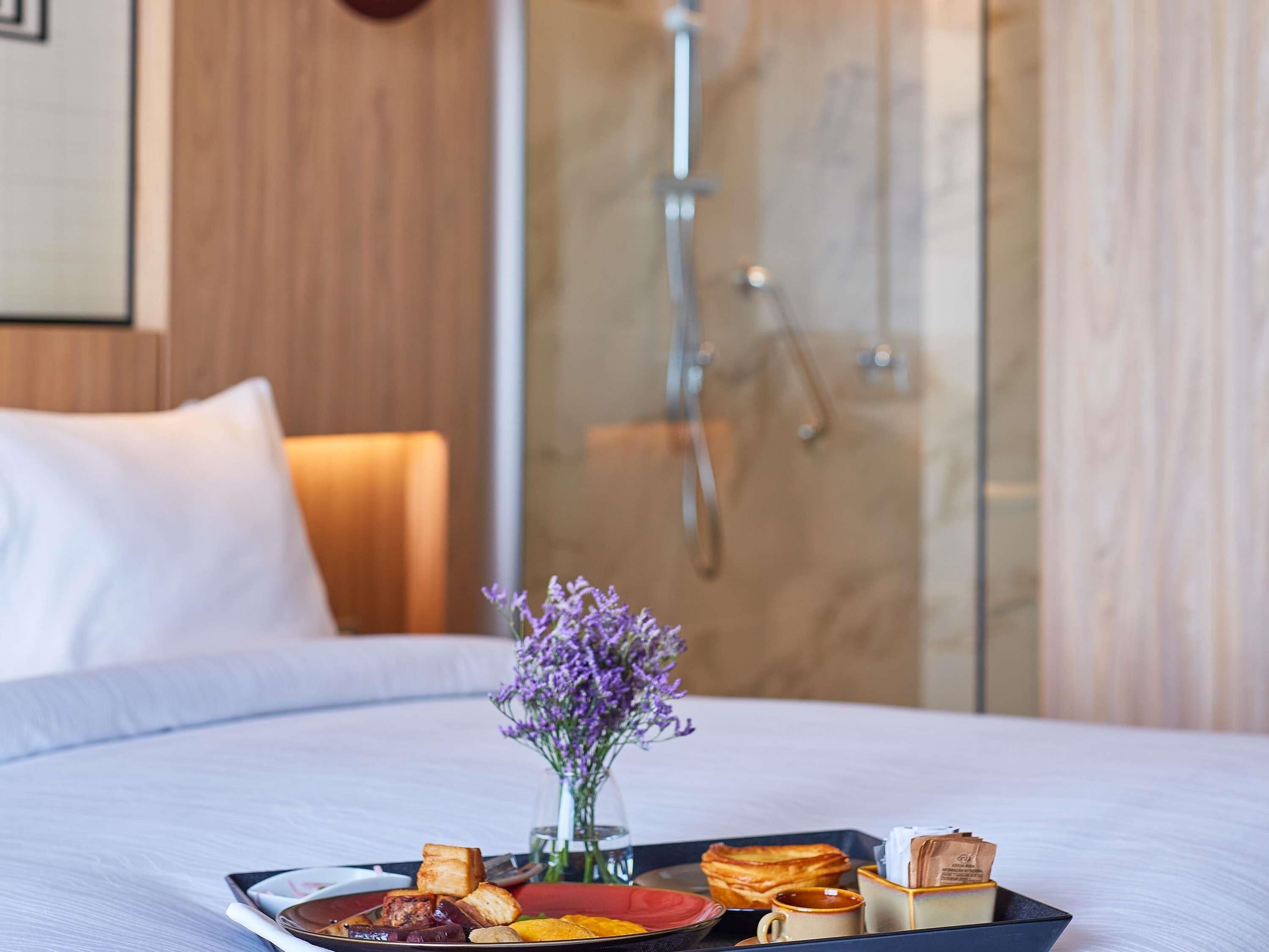 Ropa de cama hipoalergénica y minibar 