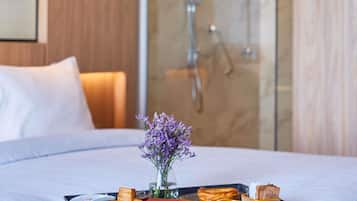 Hypo-allergenic bedding, minibar, in-room safe, desk