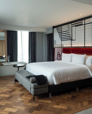 Phòng Suite Presidential, 1 giường cỡ king, quyền sử dụng Club Lounge | Bộ đồ giường kháng dị ứng, minibar, két bảo mật tại phòng, bàn 