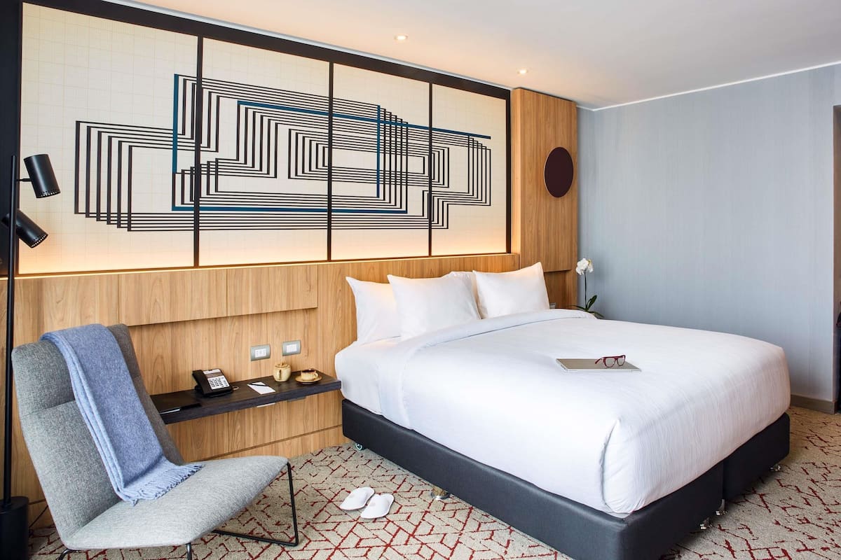 Hypo-allergenic bedding, minibar, in-room safe, desk